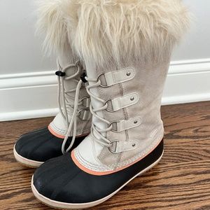 Sorel Joan of Arctic boots color: fawn/black